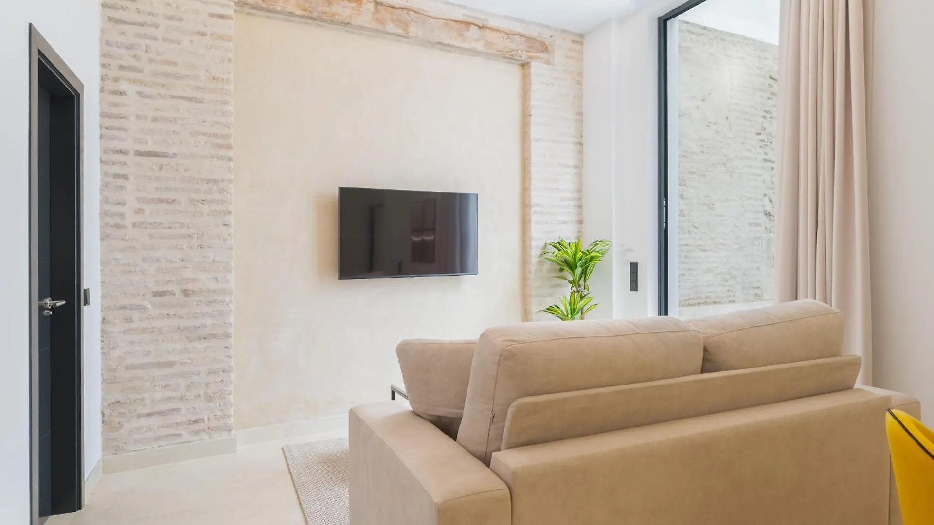New Design Apartment - Private Patio - Gallos 3 Sevilla 0*,  İspanya