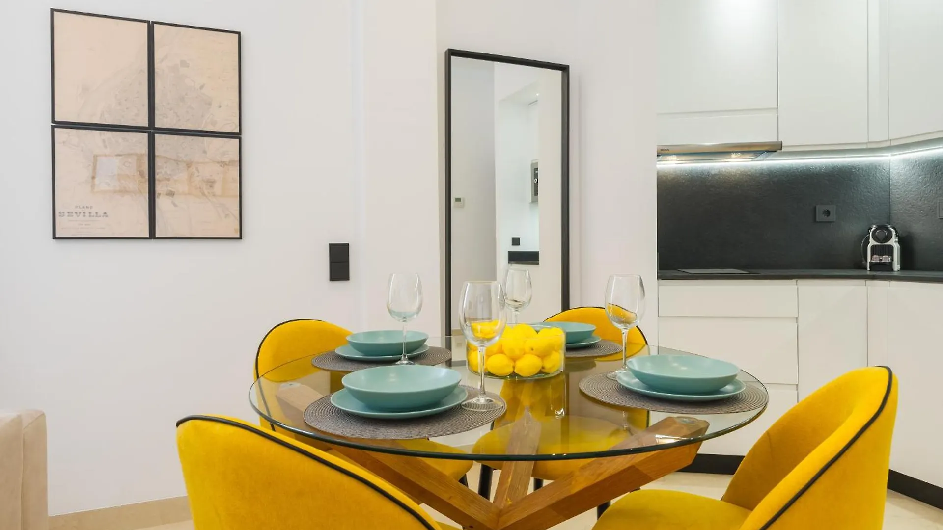 New Design Apartment - Private Patio - Gallos 3 Sevilla