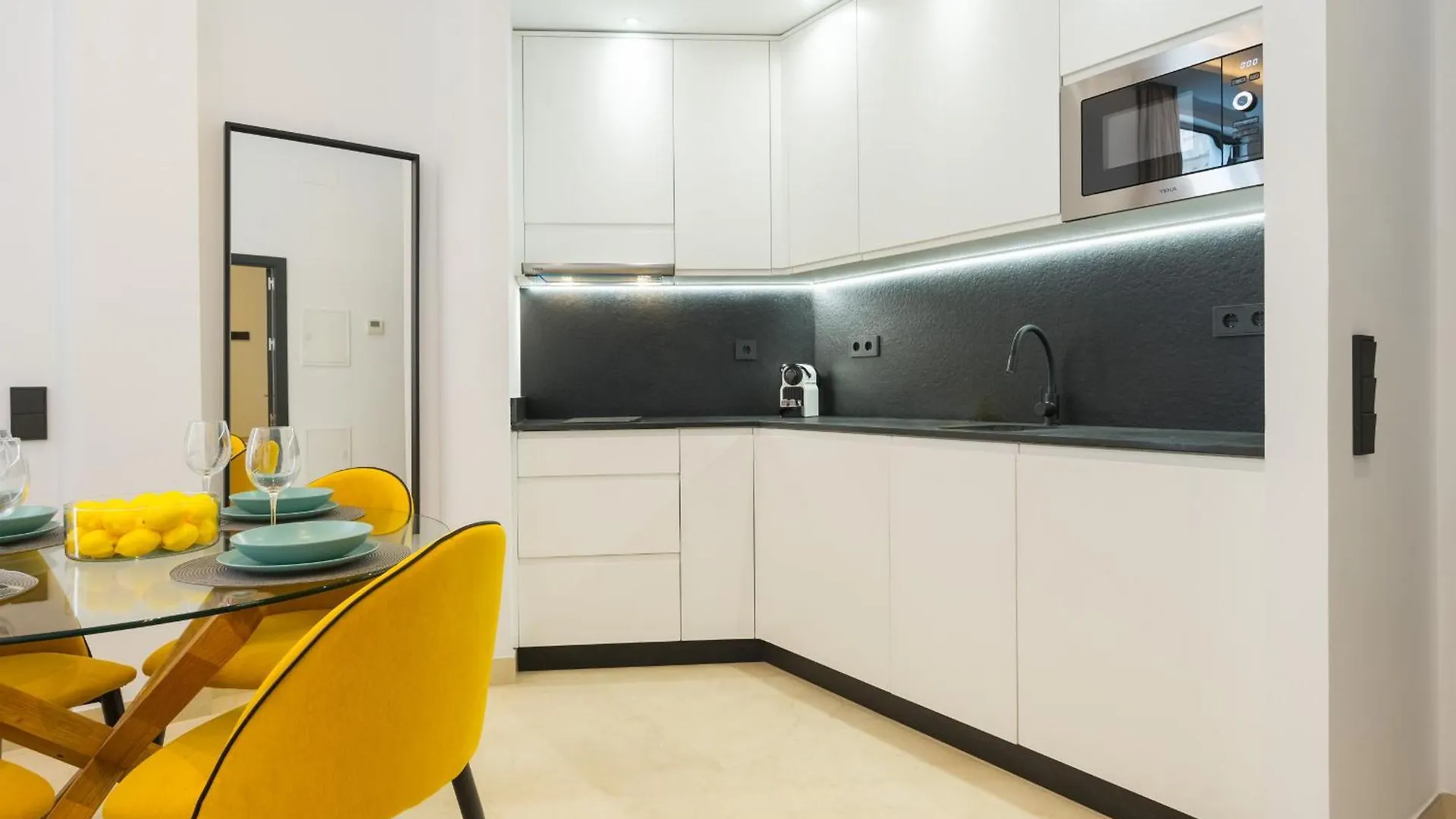 New Design Apartment - Private Patio - Gallos 3 Seville