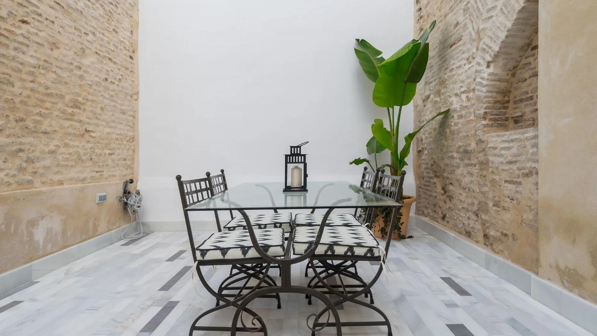 New Design Apartment - Private Patio - Gallos 3 Seville