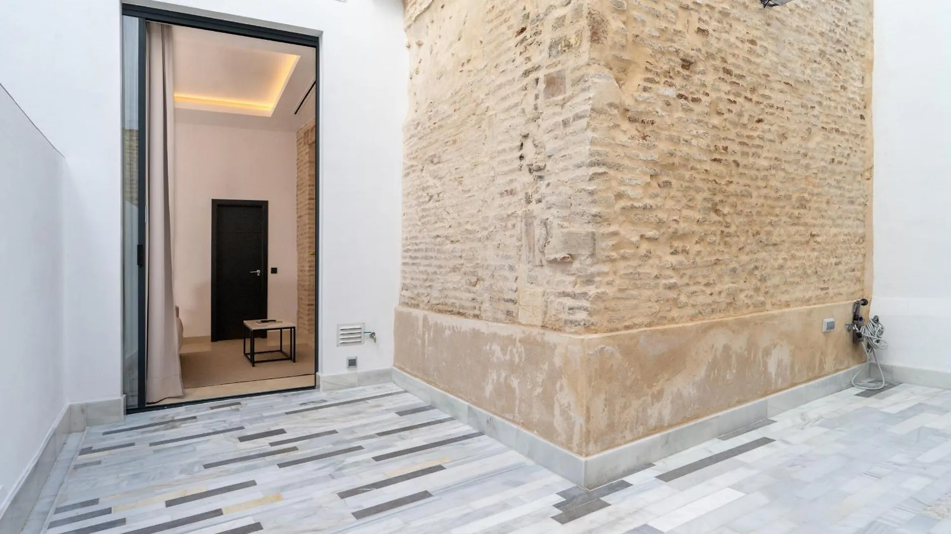 New Design Apartment - Private Patio - Gallos 3 Seville