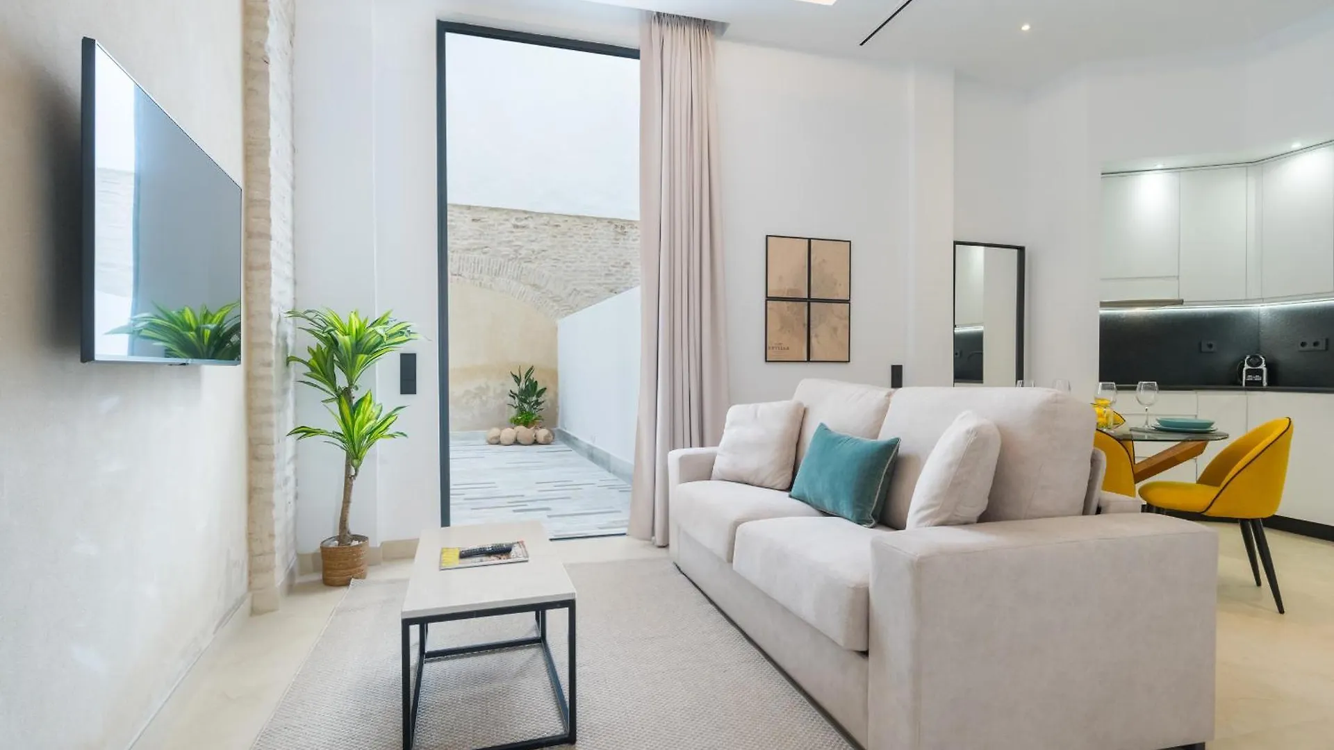 New Design Apartment - Private Patio - Gallos 3 Seville
