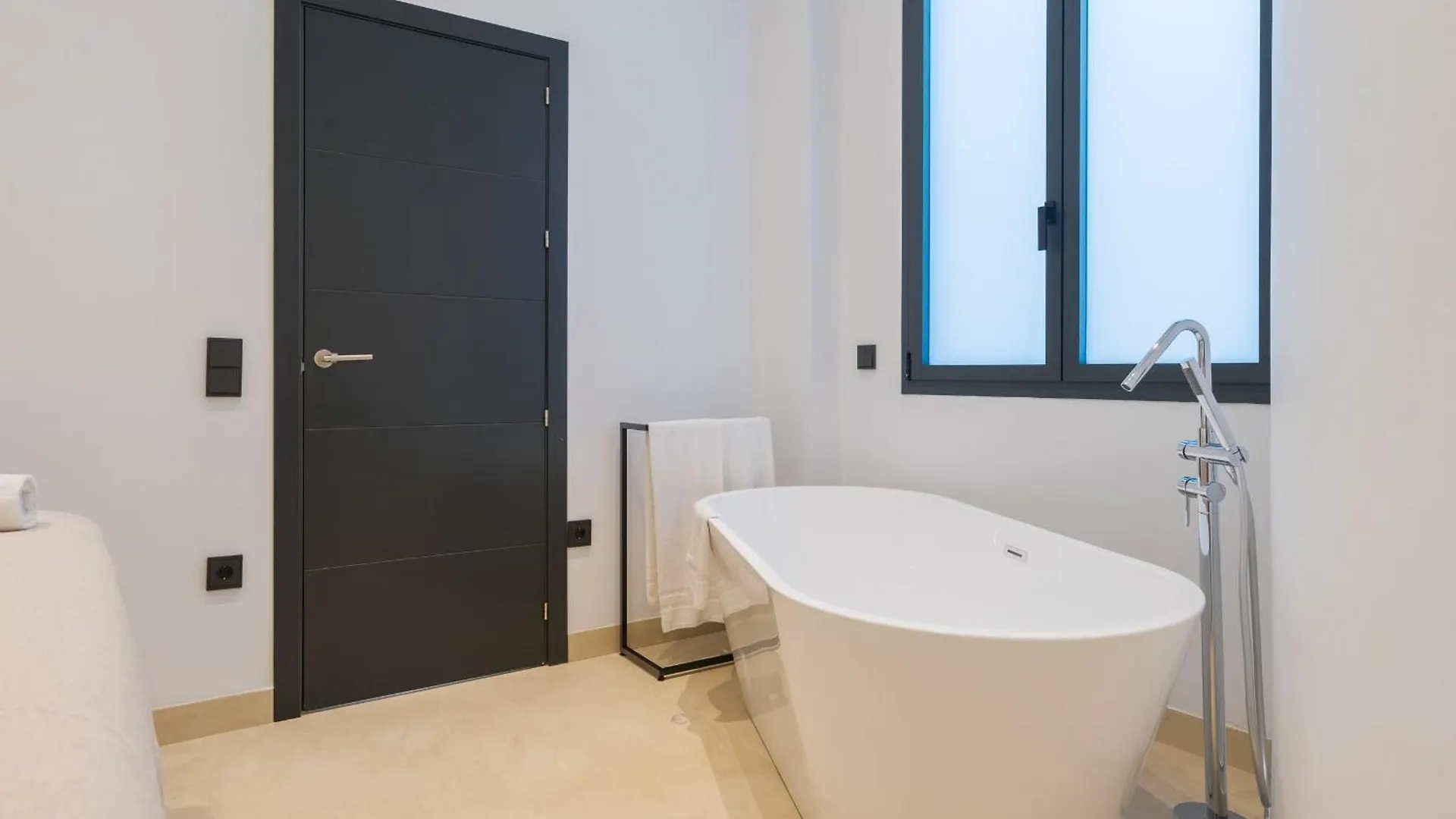 New Design Apartment - Private Patio - Gallos 3 Seville Spain