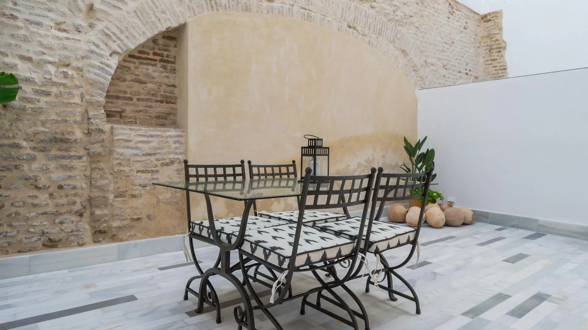 New Design Apartment - Private Patio - Gallos 3 Seville Spain