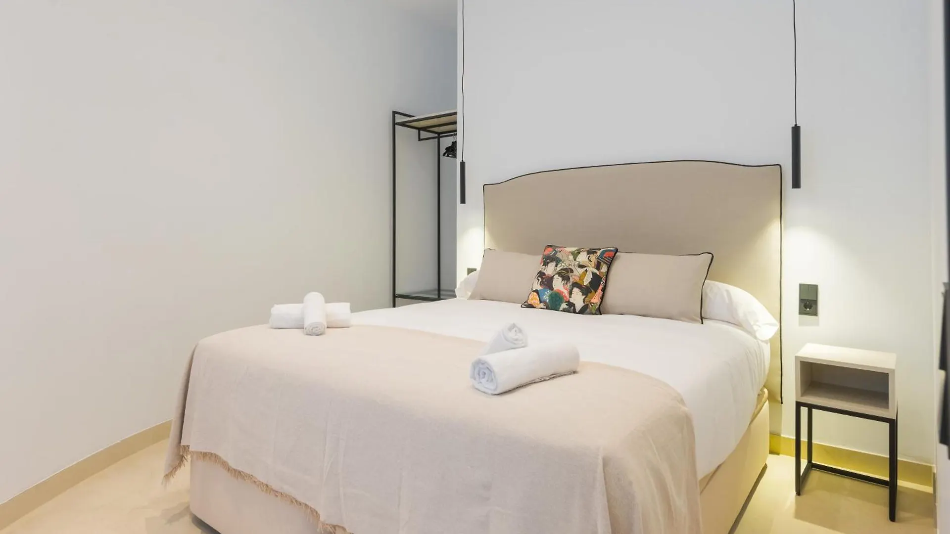 New Design Apartment - Private Patio - Gallos 3 Seville 0*,  Spain
