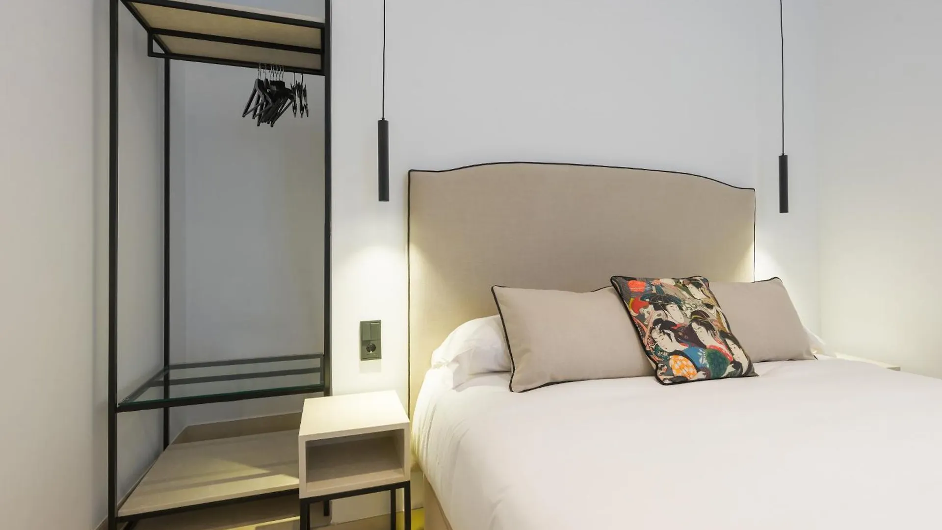 New Design Apartment - Private Patio - Gallos 3 Seville